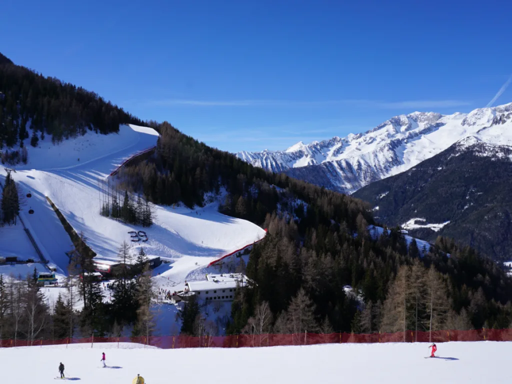 Blick über die Piste auf Bergkette und Zahl 39.